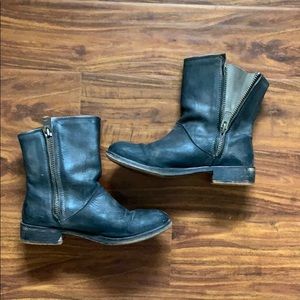 Awesome, black, double side zip, distressed boots